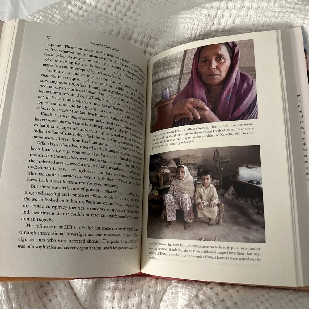 Playing with Fire‎ : Pakistan at War with Itself by Pamela Constable (2011,...